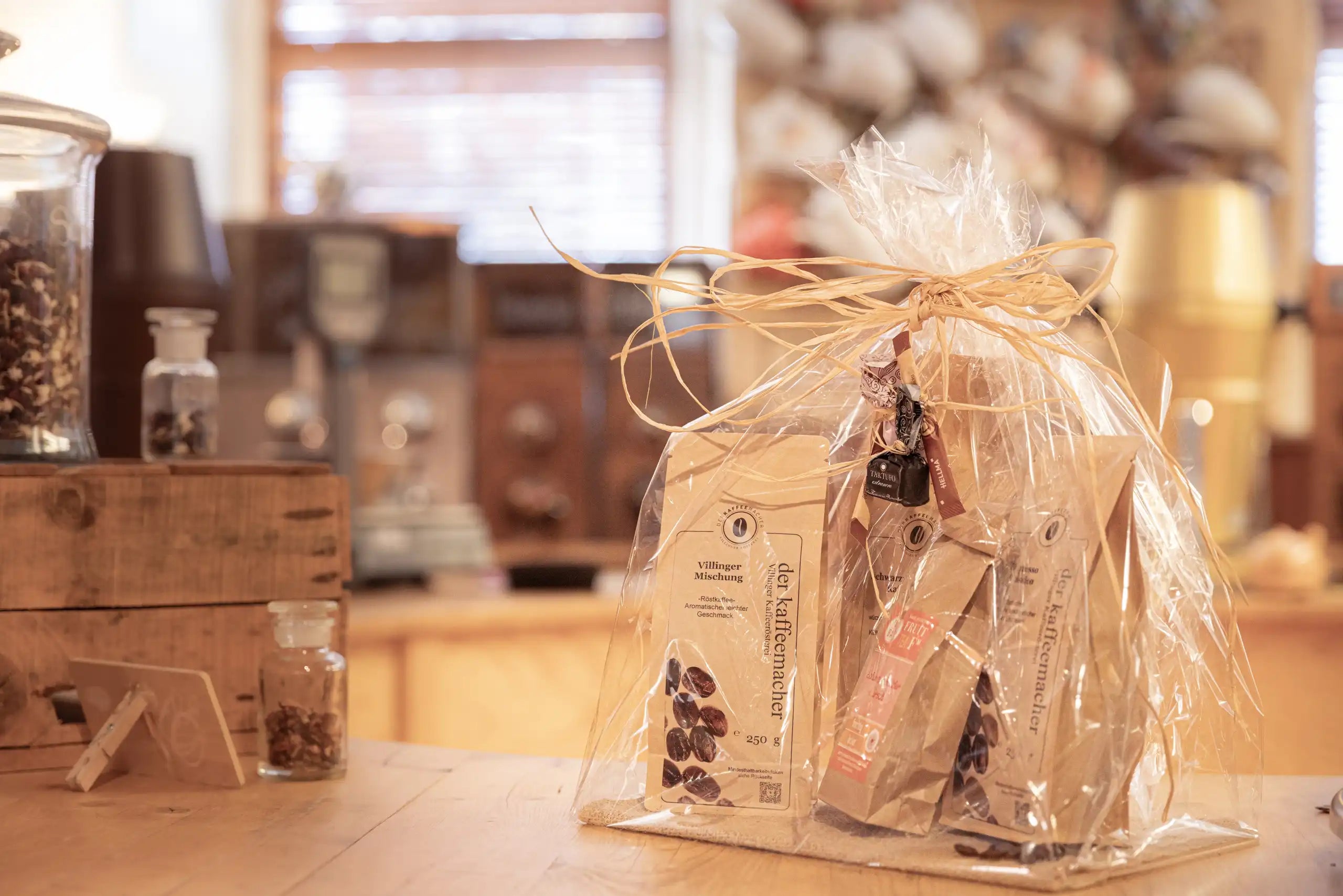 Ein Geschenk mit Kaffee, Tee und Süßigkeiten