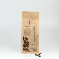140 g Kaffeepackung aus braunem Kraftpapier von Der Kaffeemacher.
140 g coffee package made of brown kraft paper from Der Kaffeemacher.