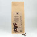 500 g Kaffeepackung aus braunem Kraftpapier von Der Kaffeemacher.
500 g coffee package made of brown kraft paper from Der Kaffeemacher.