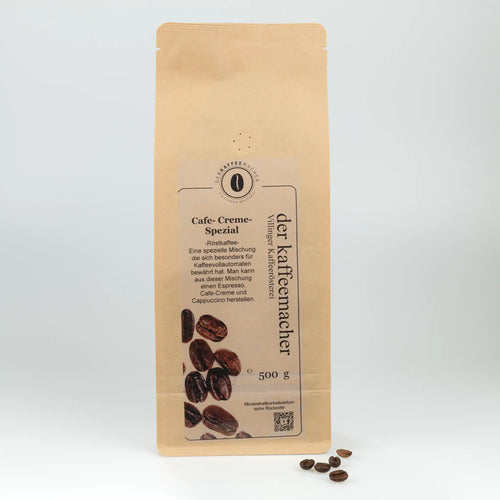 500 g Kaffeepackung aus braunem Kraftpapier von Der Kaffeemacher.
500 g coffee package made of brown kraft paper from Der Kaffeemacher.