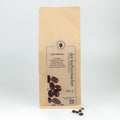 500 g Kaffeepackung aus braunem Kraftpapier von Der Kaffeemacher.
500 g coffee package made of brown kraft paper from Der Kaffeemacher.
