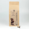 500 g Kaffeepackung aus braunem Kraftpapier von Der Kaffeemacher.
500 g coffee package made of brown kraft paper from Der Kaffeemacher.
