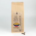 500 g Kaffeepackung aus braunem Kraftpapier von Der Kaffeemacher.
500 g coffee package made of brown kraft paper from Der Kaffeemacher.