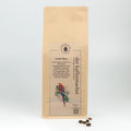500 g Kaffeepackung aus braunem Kraftpapier von Der Kaffeemacher.
500 g coffee package made of brown kraft paper from Der Kaffeemacher.