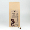 500 g Kaffeepackung aus braunem Kraftpapier von Der Kaffeemacher.
500 g coffee package made of brown kraft paper from Der Kaffeemacher.
