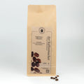 500 g Kaffeepackung aus braunem Kraftpapier von Der Kaffeemacher.
500 g coffee package made of brown kraft paper from Der Kaffeemacher.