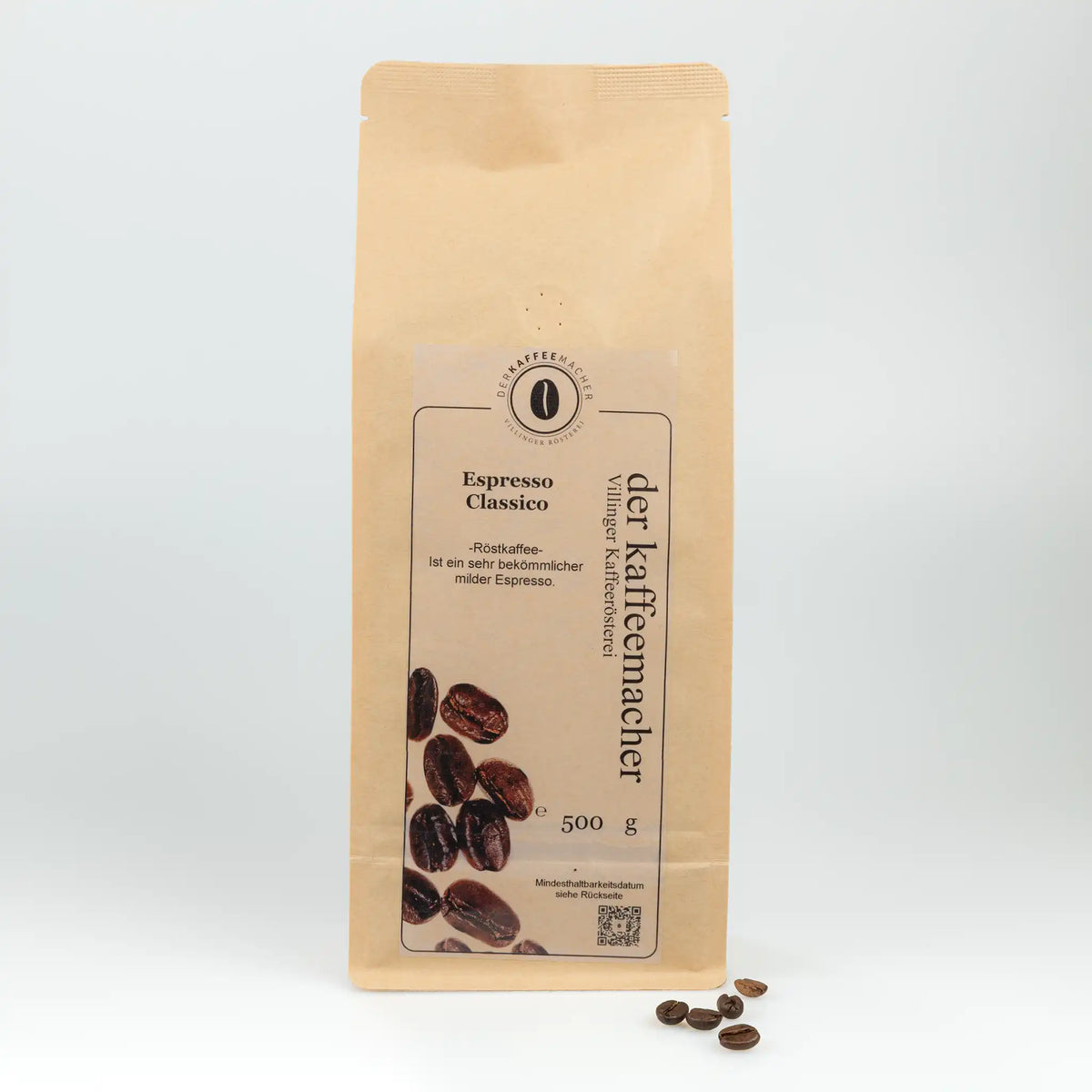 500 g Kaffeepackung aus braunem Kraftpapier von Der Kaffeemacher.
500 g coffee package made of brown kraft paper from Der Kaffeemacher.