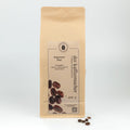500 g Kaffeepackung aus braunem Kraftpapier von Der Kaffeemacher.
500 g coffee package made of brown kraft paper from Der Kaffeemacher.