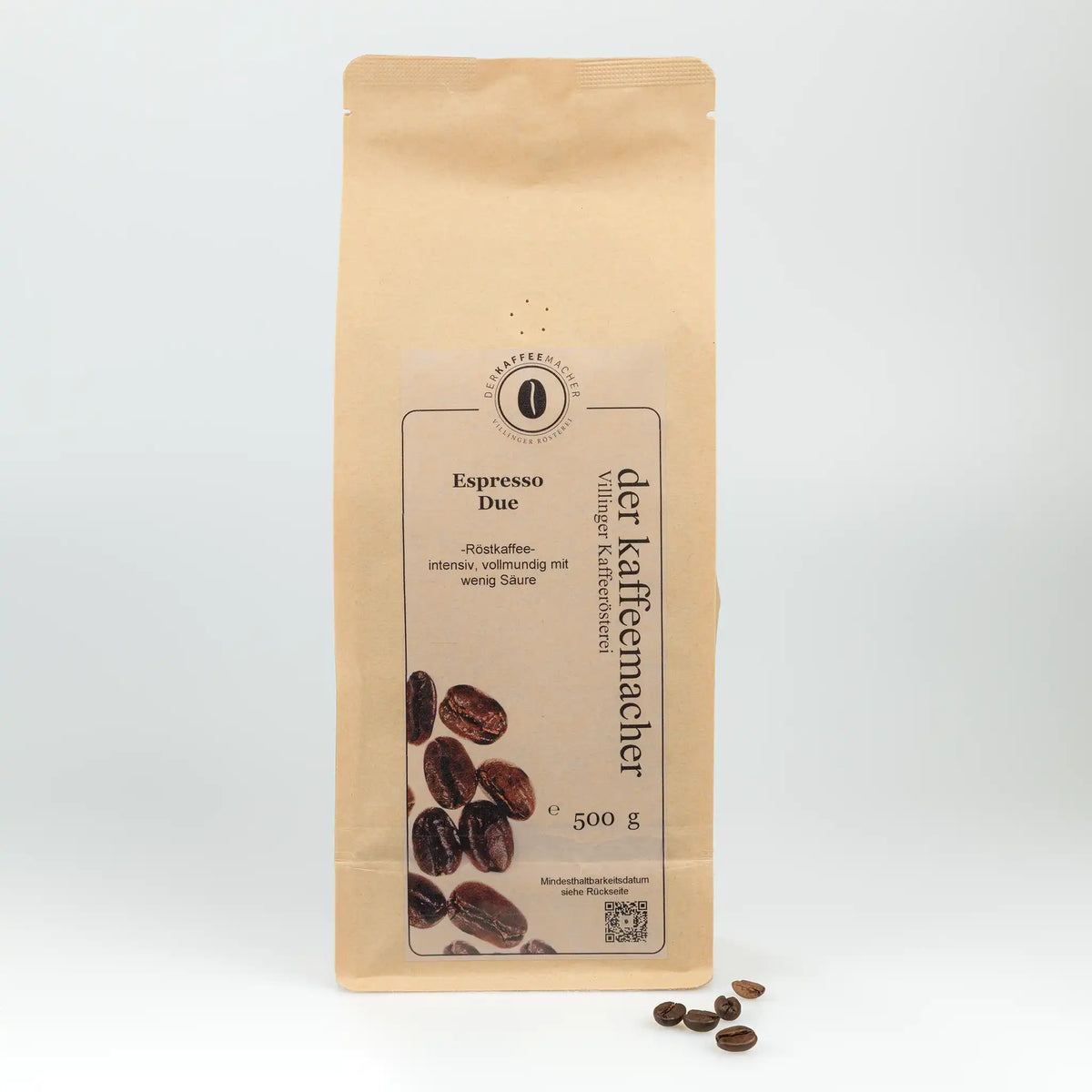 500 g Kaffeepackung aus braunem Kraftpapier von Der Kaffeemacher.
500 g coffee package made of brown kraft paper from Der Kaffeemacher.
