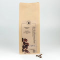 500 g Kaffeepackung aus braunem Kraftpapier von Der Kaffeemacher.
500 g coffee package made of brown kraft paper from Der Kaffeemacher.