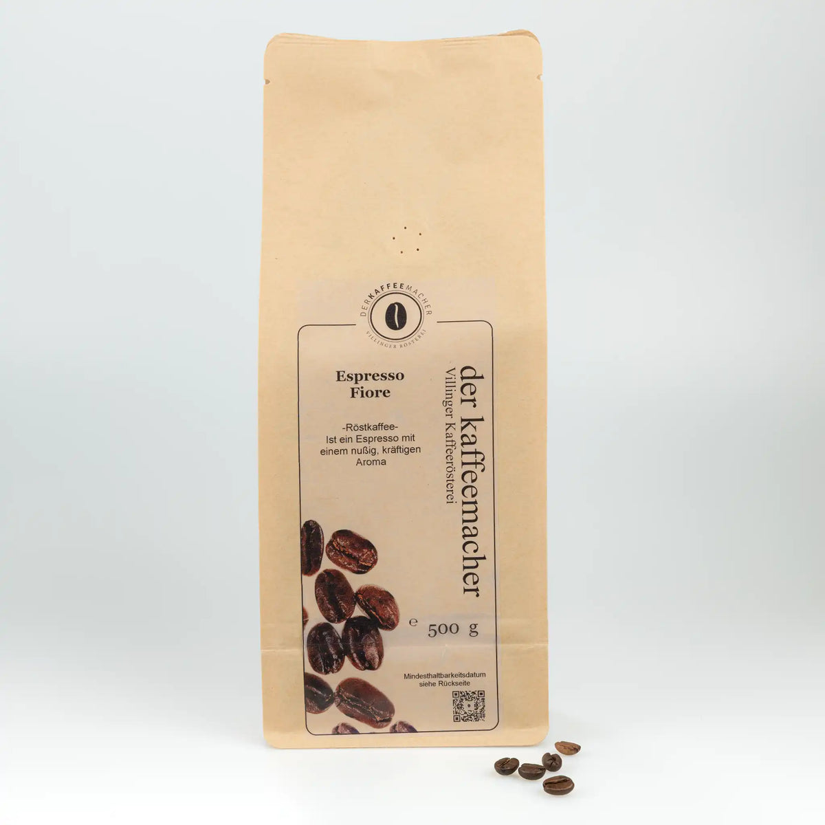 500 g Kaffeepackung aus braunem Kraftpapier von Der Kaffeemacher.
500 g coffee package made of brown kraft paper from Der Kaffeemacher.