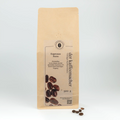 500 g Kaffeepackung aus braunem Kraftpapier von Der Kaffeemacher.
500 g coffee package made of brown kraft paper from Der Kaffeemacher.
