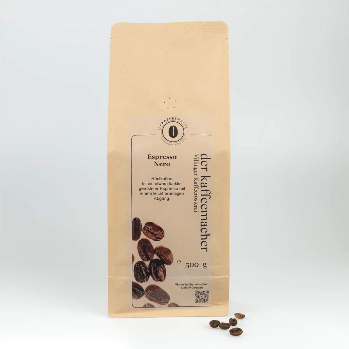 500 g Kaffeepackung aus braunem Kraftpapier von Der Kaffeemacher.
500 g coffee package made of brown kraft paper from Der Kaffeemacher.