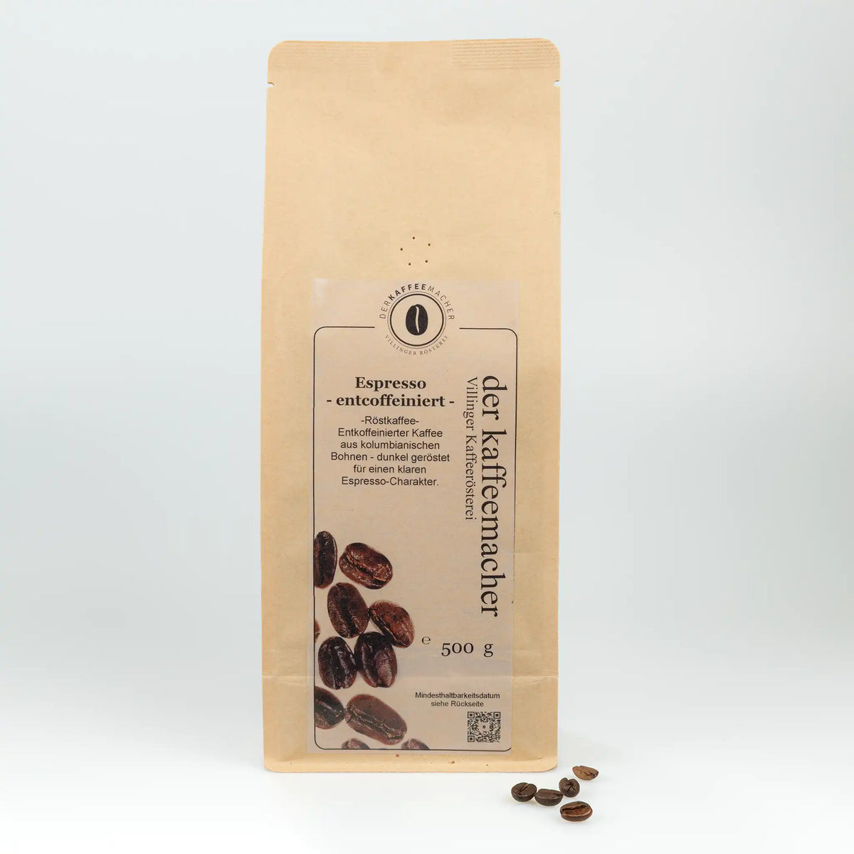 500 g Kaffeepackung aus braunem Kraftpapier von Der Kaffeemacher.
500 g coffee package made of brown kraft paper from Der Kaffeemacher.