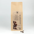 500 g Kaffeepackung aus braunem Kraftpapier von Der Kaffeemacher.
500 g coffee package made of brown kraft paper from Der Kaffeemacher.