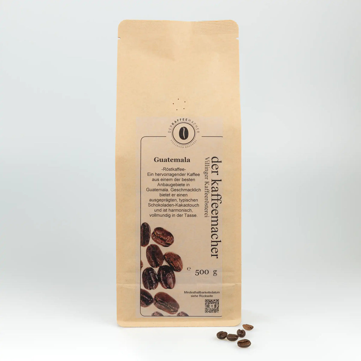 500 g Kaffeepackung aus braunem Kraftpapier von Der Kaffeemacher.
500 g coffee package made of brown kraft paper from Der Kaffeemacher.