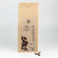 500 g Kaffeepackung aus braunem Kraftpapier von Der Kaffeemacher.
500 g coffee package made of brown kraft paper from Der Kaffeemacher.