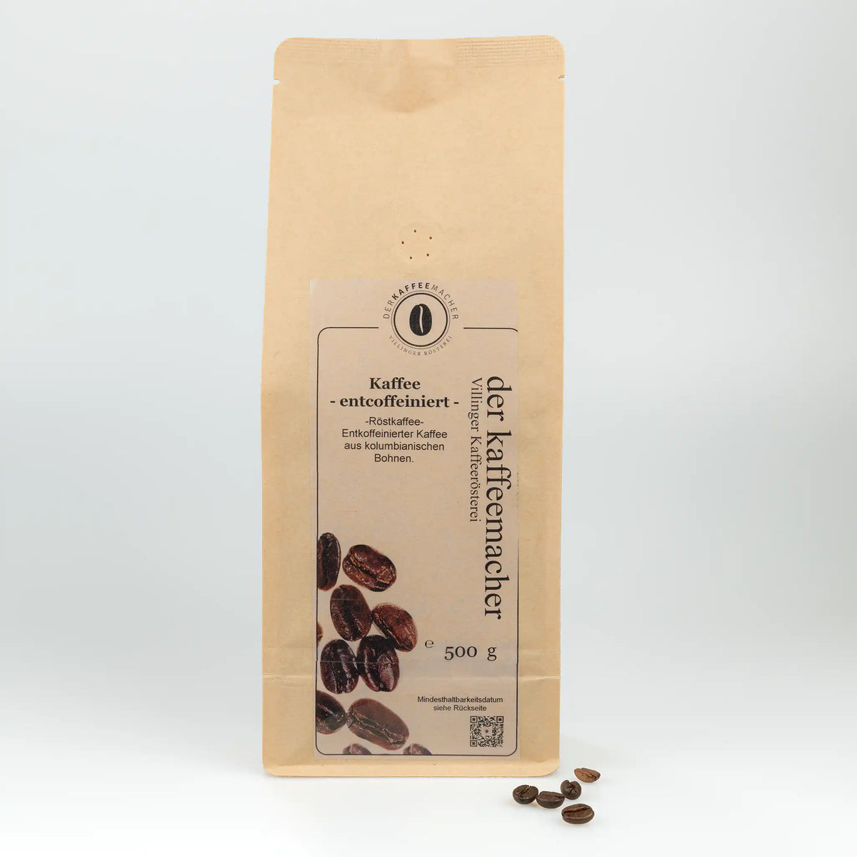 500 g Kaffeepackung aus braunem Kraftpapier von Der Kaffeemacher.
500 g coffee package made of brown kraft paper from Der Kaffeemacher.