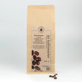 500 g Kaffeepackung aus braunem Kraftpapier von Der Kaffeemacher.
500 g coffee package made of brown kraft paper from Der Kaffeemacher.
