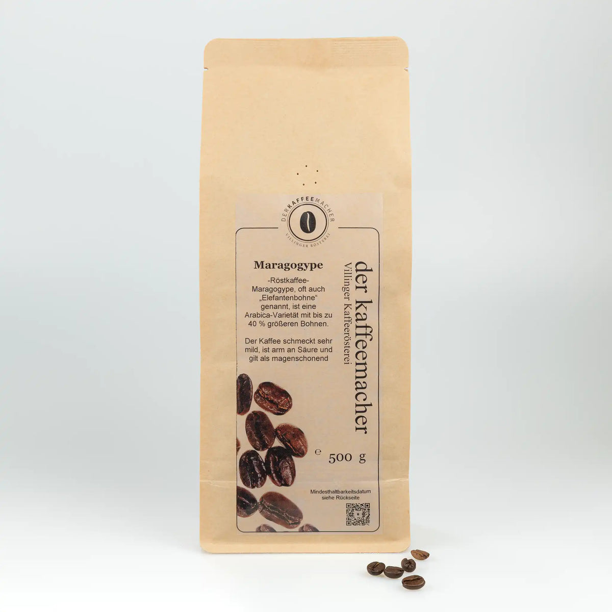 500 g Kaffeepackung aus braunem Kraftpapier von Der Kaffeemacher.
500 g coffee package made of brown kraft paper from Der Kaffeemacher.