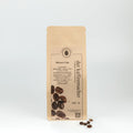 140g Kaffeepackung aus braunem Kraftpapier von Der Kaffeemacher.
140g coffee package made of brown kraft paper from Der Kaffeemacher.