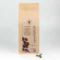 500 g Kaffeepackung aus braunem Kraftpapier von Der Kaffeemacher.
500 g coffee package made of brown kraft paper from Der Kaffeemacher.