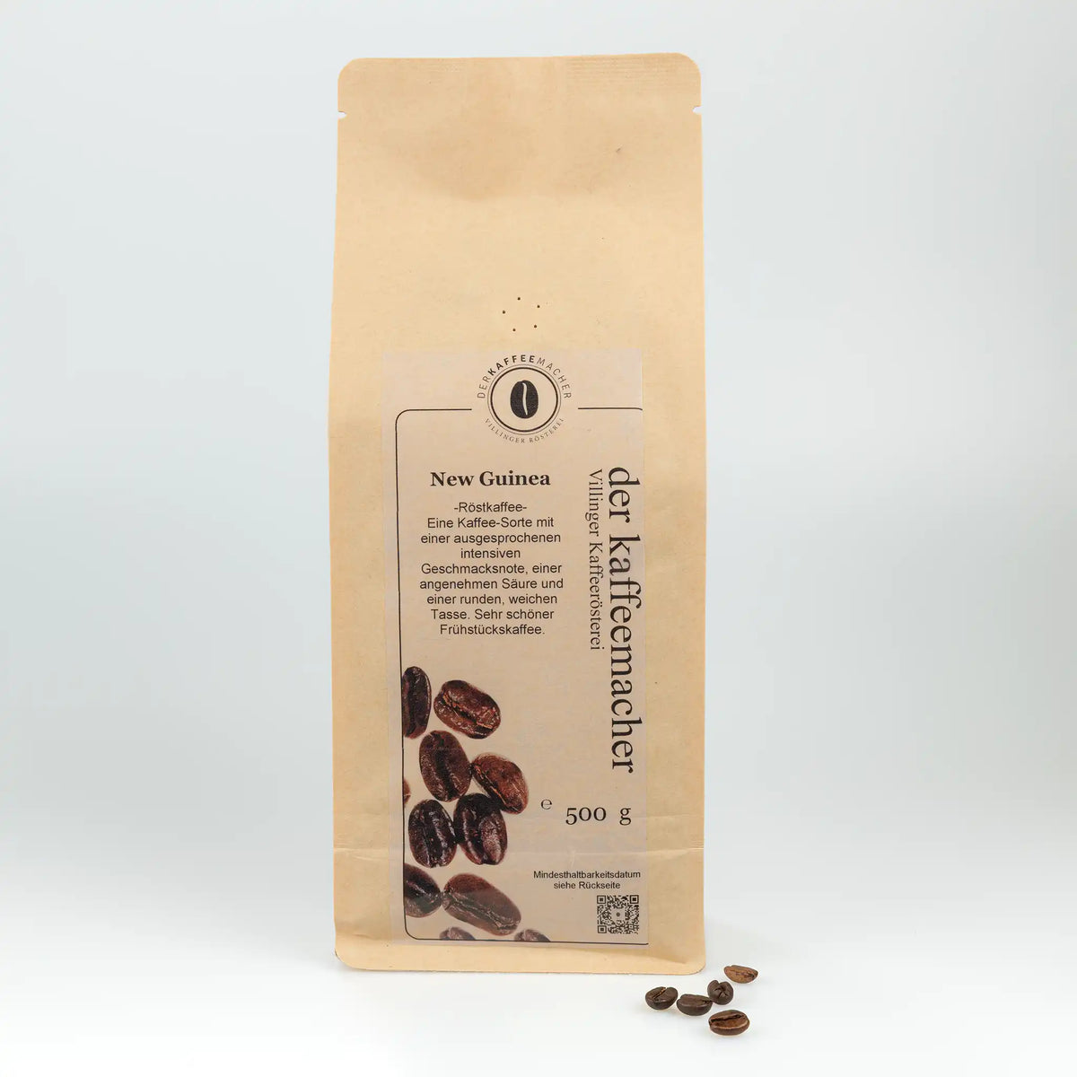 500 g Kaffeepackung aus braunem Kraftpapier von Der Kaffeemacher.
500 g coffee package made of brown kraft paper from Der Kaffeemacher.