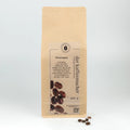500 g Kaffeepackung aus braunem Kraftpapier von Der Kaffeemacher.
500 g coffee package made of brown kraft paper from Der Kaffeemacher.