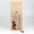 500 g Kaffeepackung aus braunem Kraftpapier von Der Kaffeemacher.
500 g coffee package made of brown kraft paper from Der Kaffeemacher.