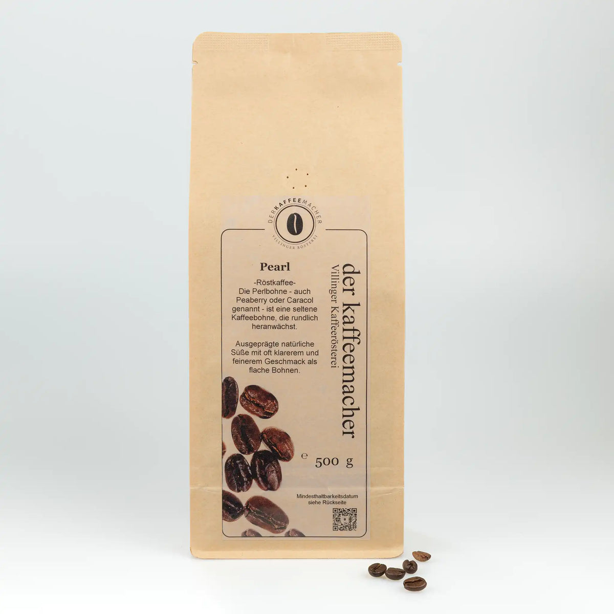 500 g Kaffeepackung aus braunem Kraftpapier von Der Kaffeemacher.
500 g coffee package made of brown kraft paper from Der Kaffeemacher.