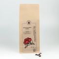 500 g Kaffeepackung aus braunem Kraftpapier von Der Kaffeemacher.
500 g coffee package made of brown kraft paper from Der Kaffeemacher.
