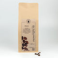 500 g Kaffeepackung aus braunem Kraftpapier von Der Kaffeemacher.
500 g coffee package made of brown kraft paper from Der Kaffeemacher.