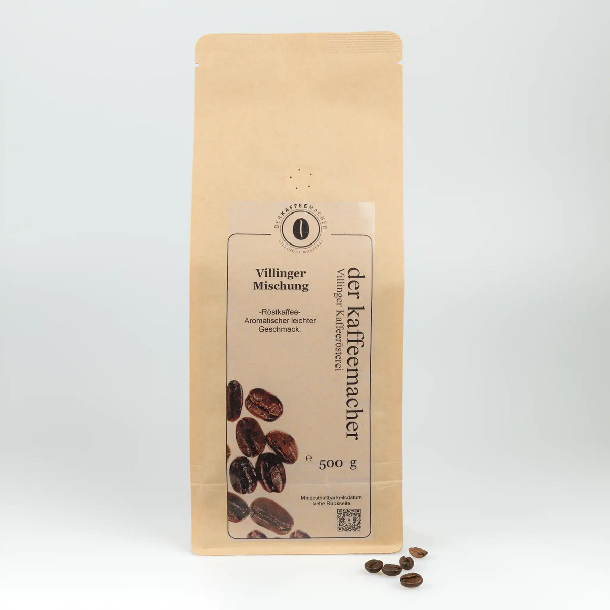 500 g Kaffeepackung aus braunem Kraftpapier von Der Kaffeemacher.
500 g coffee package made of brown kraft paper from Der Kaffeemacher.