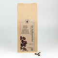 500 g Kaffeepackung aus braunem Kraftpapier von Der Kaffeemacher.
500 g coffee package made of brown kraft paper from Der Kaffeemacher.