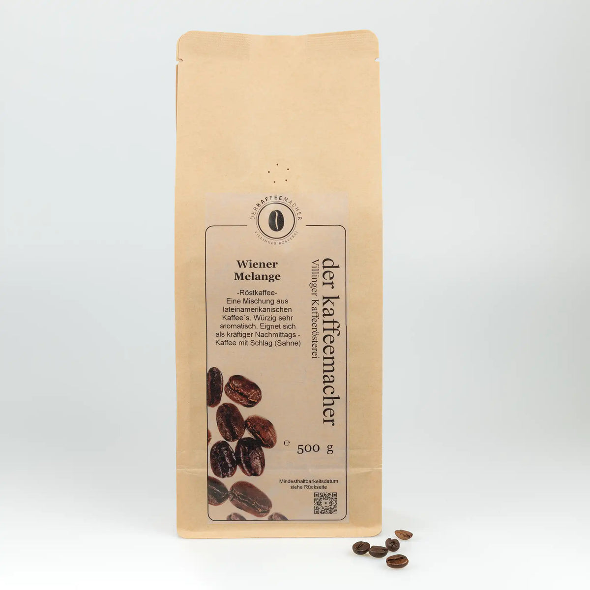 500 g Kaffeepackung aus braunem Kraftpapier von Der Kaffeemacher.
500 g coffee package made of brown kraft paper from Der Kaffeemacher.